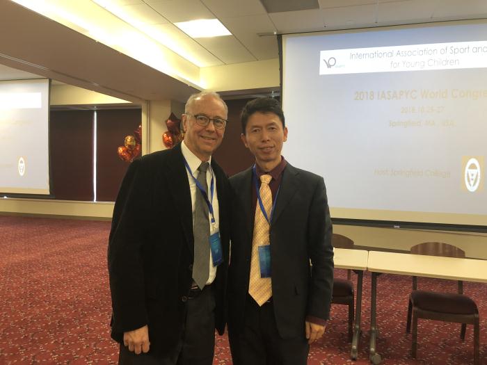 与国际幼儿体育协会主席美国耶鲁大学脑科学家Bruce Wexler(布鲁斯•韦克斯勒)合影.jpg