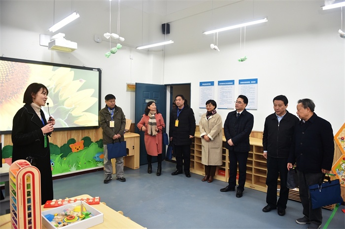 3校内实训室考察.JPG