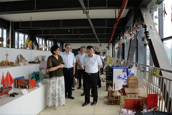 3参观科技长廊.png